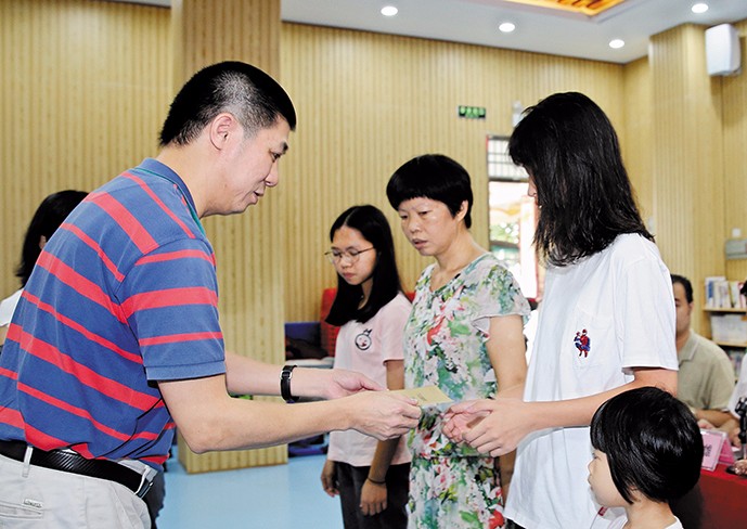 8月26日下午，我集團在橋頭鎮第三小學舉行了2019年助學金發放儀式，21名橋頭籍貧困家庭大學生獲得資助。